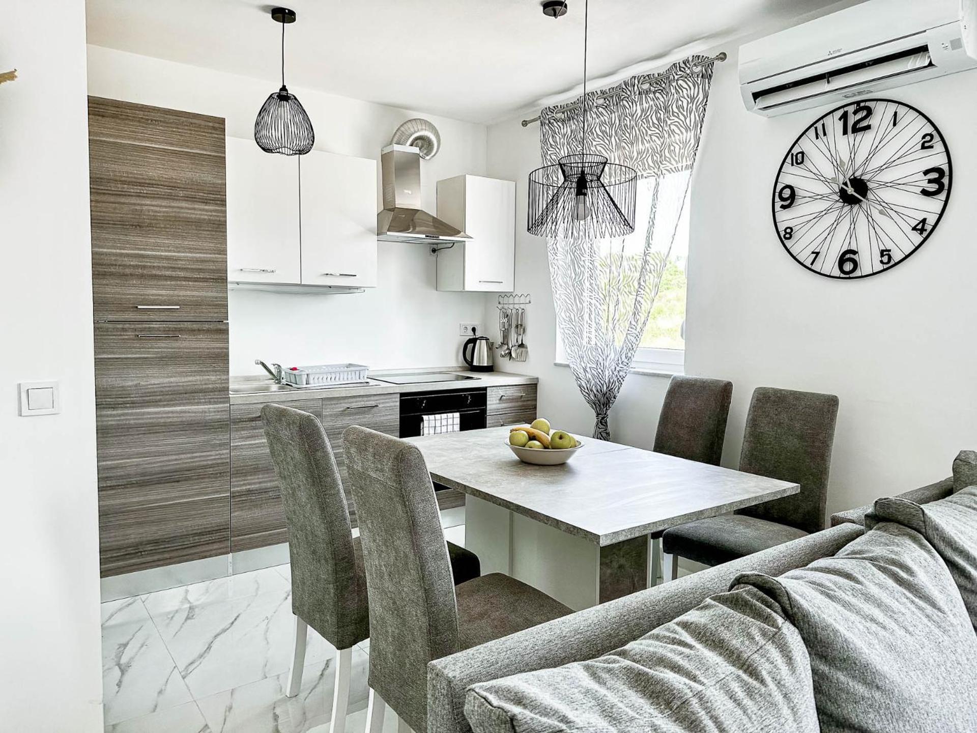 Brand New 2 Bed, 1 Bath Apartment *