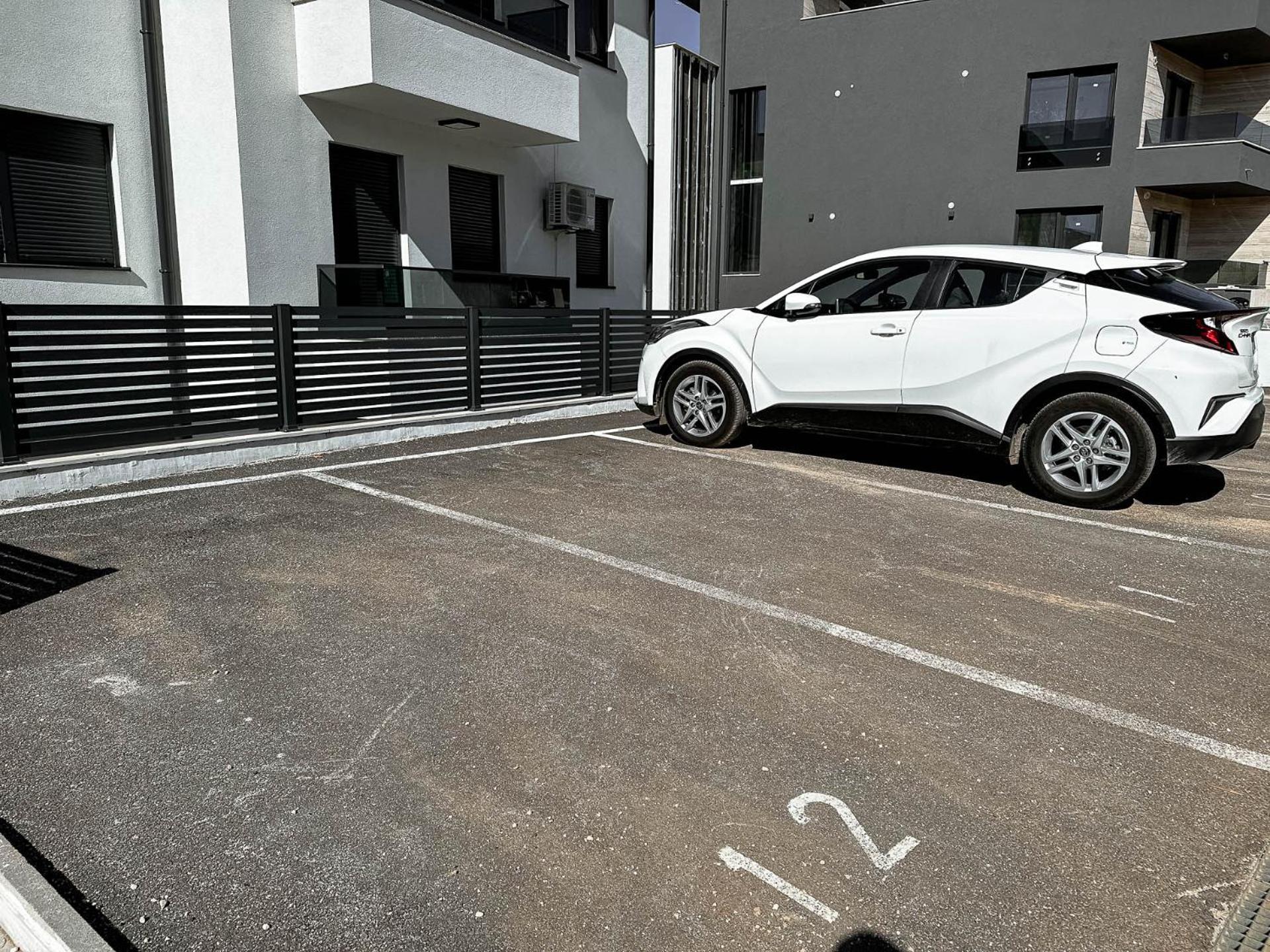 Apartment Brand New 2 Bed, 1 Bath *
